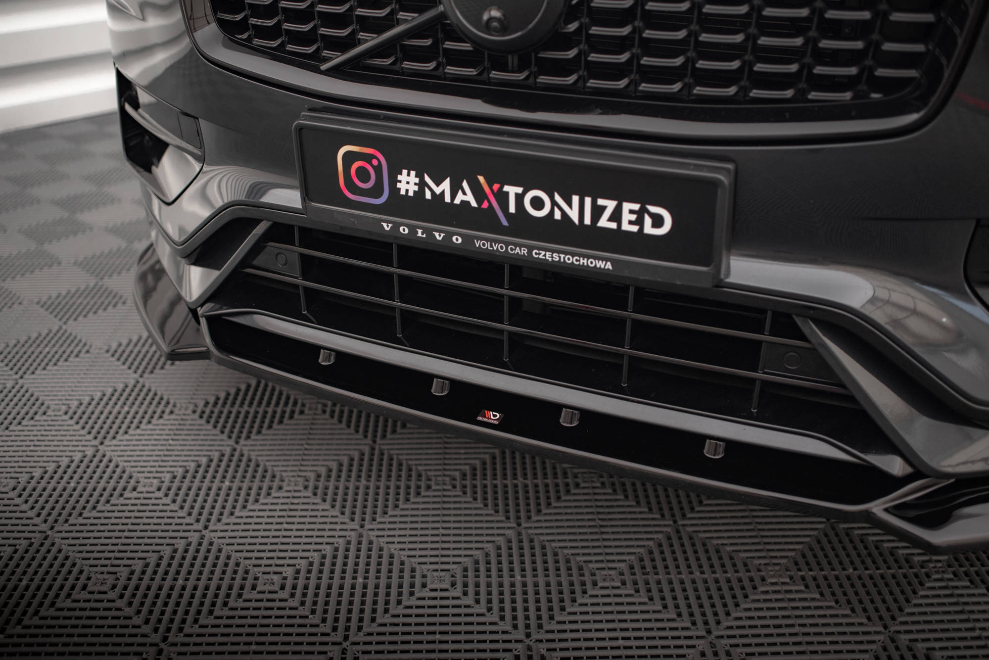 Voorspoiler V.1 Volvo XC90 R-Design Facelift 2019-2024 Maxton Glans Zwart