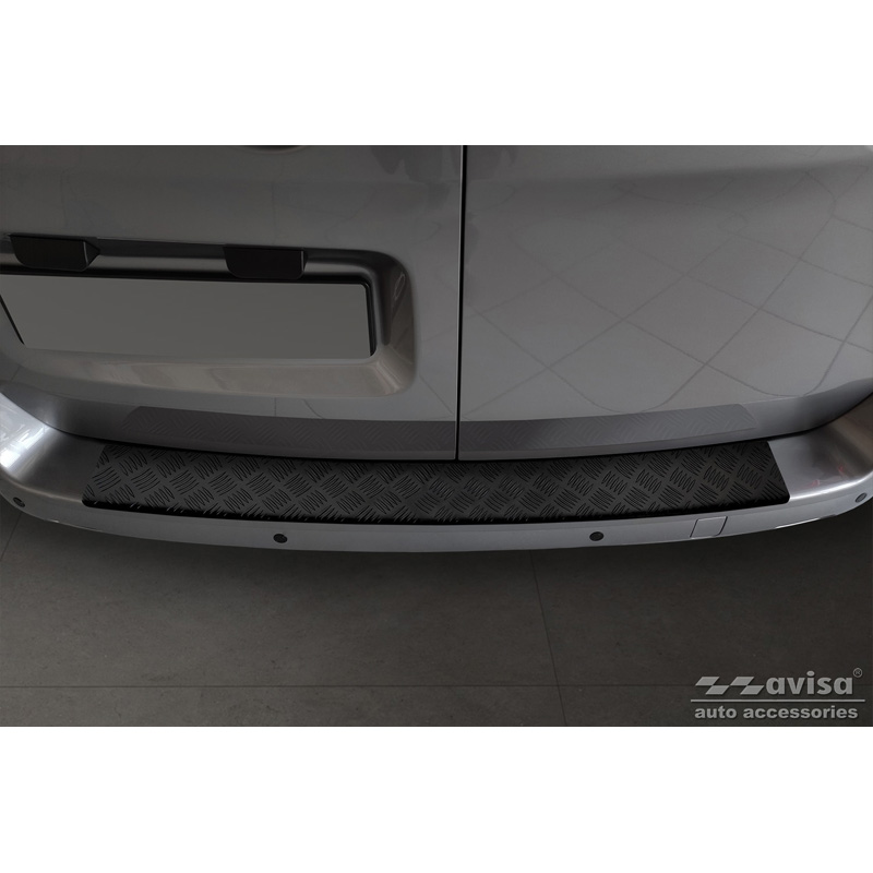 Matzwart Aluminium Achterbumperprotector  Citroën Space Tourer & Jumpy 2016- / Peugeot Traveller & Expert 2016- / Toyota Proace Verso 2016- / Opel Vivaro & Zafira Life 2019- (modellen met gespoten bovenzijde bumper) 'Riffled Plate'